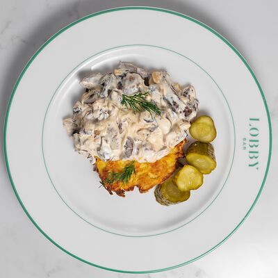 Бефстроганов из говядины на дранике в Lobby Bar по цене 810 ₽