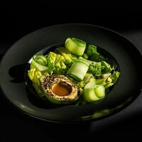 Зеленый салат с авокадо на гриле в Cocos Lounge