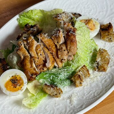 Салат Цезарь с цыпленком гриль в Vladbeef Bar по цене 650 ₽