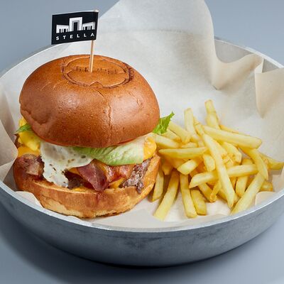 Большой бургер с рваной говядиной в Stella Lounge по цене 54 р.