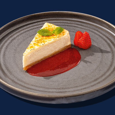 Чизкейк с клубничным соусом в Рыбная мануфактура №1 по цене 550 ₽