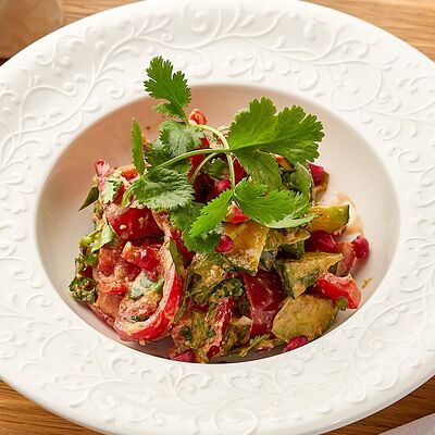 Настоящий Тбилисский салат со свежими овощами и ореховым соусом в Нино по цене 730 ₽