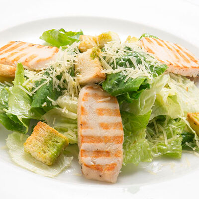 Бизнес-ланч Салат Цезарь с курицей в Колбасофф по цене 400 ₽