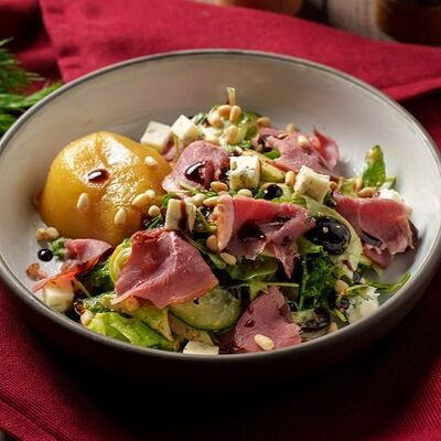 Салат с копченой уткой и томленой грушей в Burger House по цене 790 ₽