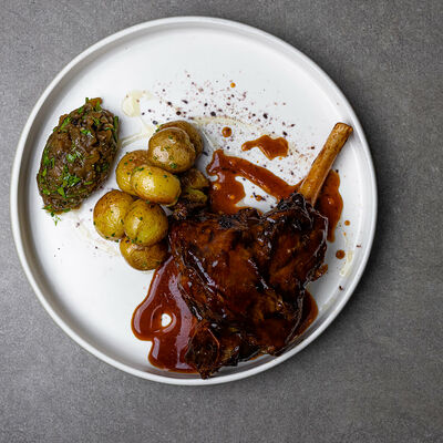 Голень ягненка-мятый картофель-бабагануш в 321 Club by Novikov по цене 1740