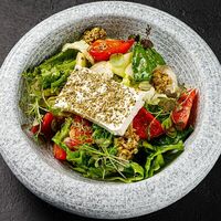 Греческий с подкопчённой фетой в MEAT HAPPENS BBQ