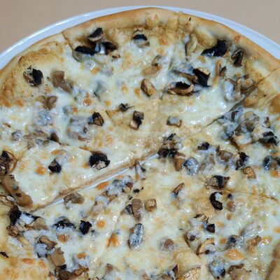 Пицца Грибная в Оазис кафе по цене 690 ₽