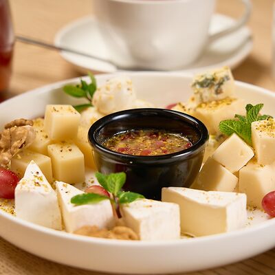 Сырная тарелка в Пьяцца по цене 1190 ₽