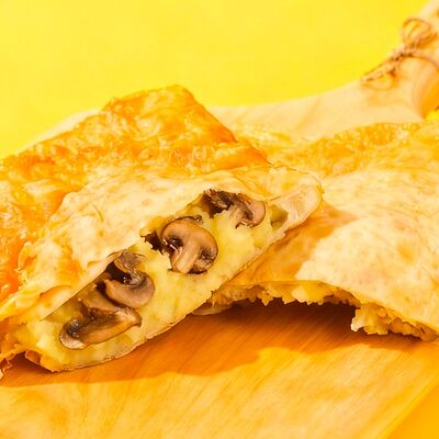 Чебурек с картофелем и грибами в Чебурекми по цене 220 ₽