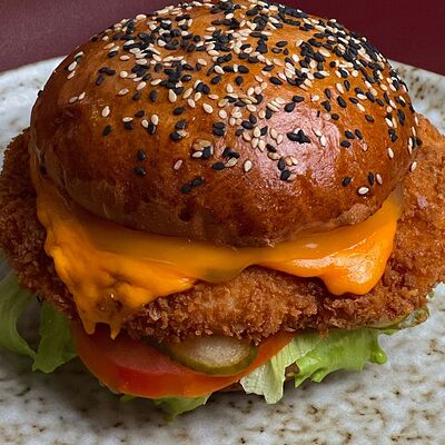 Бургер с куриным шницелем, солёным огурчиком и сыром чеддер в Гастробар DOM по цене 590