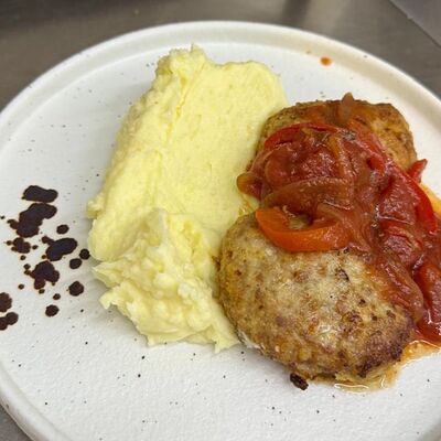 Котлеты из индейки с картофельным пюре в Опытный по цене 610 ₽