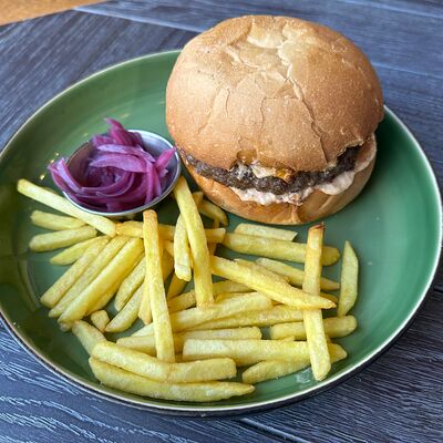 Чизбургер из мраморной говядины с картофелем фри в Nebelka bar по цене 850 ₽