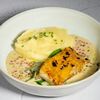 Палтус со шпинатом, картофельным пюре и икорным соусомв Fermа по цене 980