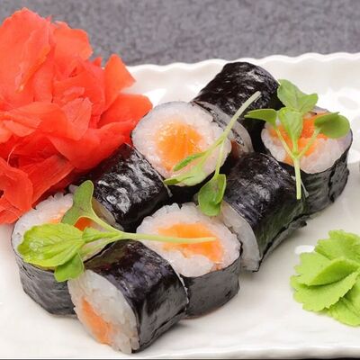 Ролл Сяки-маки с лососем в Mir love по цене 385 ₽