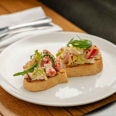 Мини-брускетта с крабом в Колбасный цехМагадан по цене 990 ₽