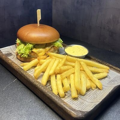 Фирменный бургер с лососем и картофелем фрив Лось Лосось по цене 890 ₽