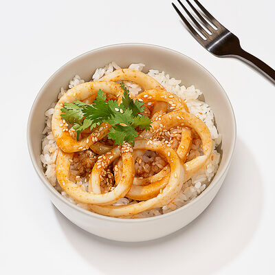 Кальмар на рисе с соусом лемонграсс в Много лосося по цене 470