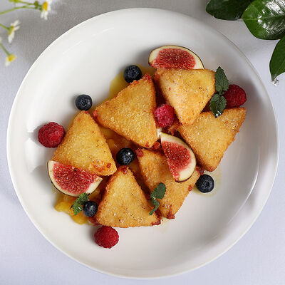 Жареный сыр сулугуни с трюфельным медом и чатни из айвы в Юность у моря по цене 770 ₽