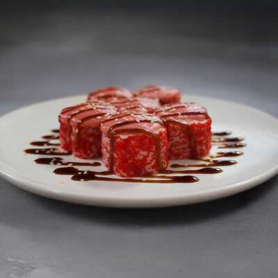 Запеченный ролл с лососем в SASHIMI по цене 640 ₽