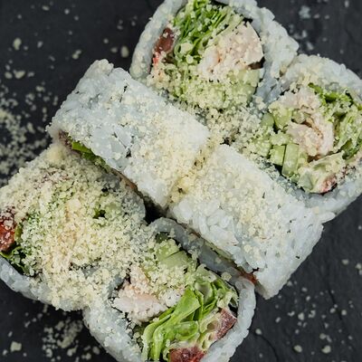 Цезарь-роллы с курицей в Хорошие руки - Роллы по цене 810 ₽