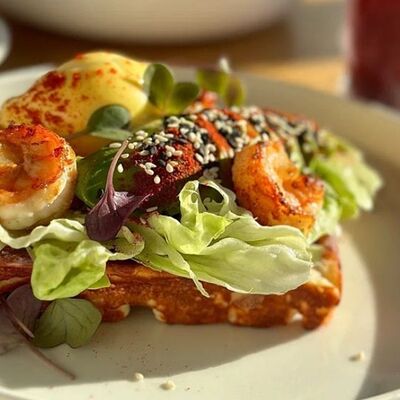 Сырная вафля с креветками и авокадов Camon Cafe по цене 1300 ₽