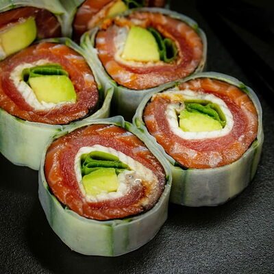 Ролл без риса из трех видов рыбы в Sushi7 по цене 1415 ₽
