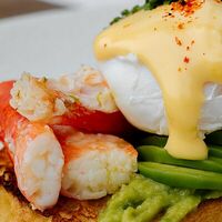 Бриошь с крабом и яйцом пашот в More More