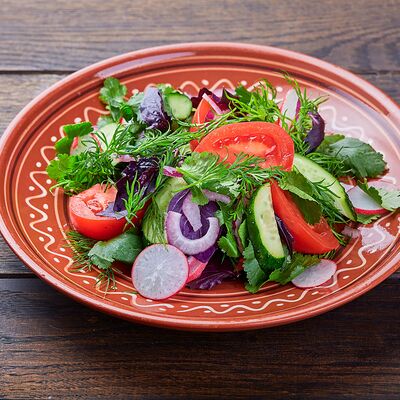 Фирменный салат Огород в Корчма Тарас Бульба по цене 450 ₽