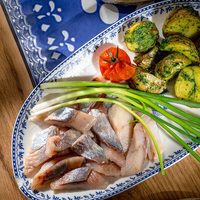 Селедочка с запеченным картофелем в Хачапури тетушки Марико по цене 450 ₽