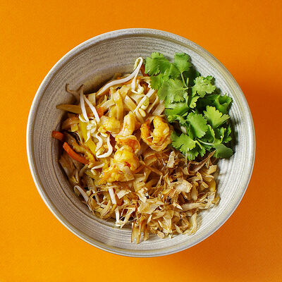 Вок с морепродуктами, лапшой удон и соусом том ям в VASILCHUKI Chaihona №1 по цене 460