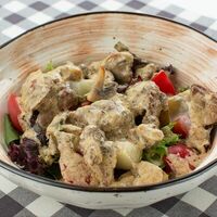 Салат с куриной печенью и грушей в Итальянец