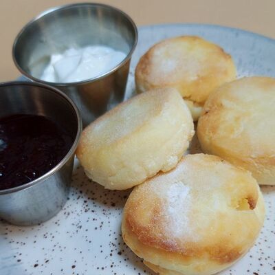 Сырники со сметаной и вареньем в Oasis по цене 250 ₽