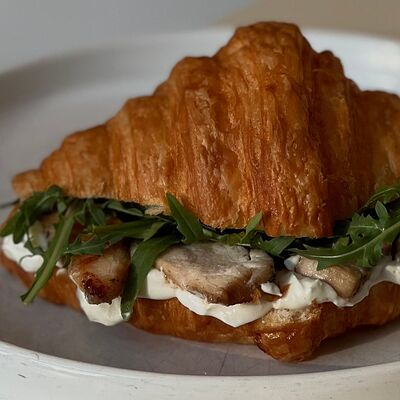 Круассан с курицей в Zanoza Open Bar по цене 590 ₽