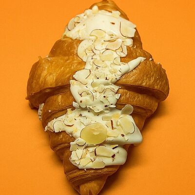 Круассан с миндалемв Бистро по цене 200 ₽