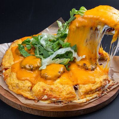 Бургер пицца в Crazy Brothers по цене 1990 ₽