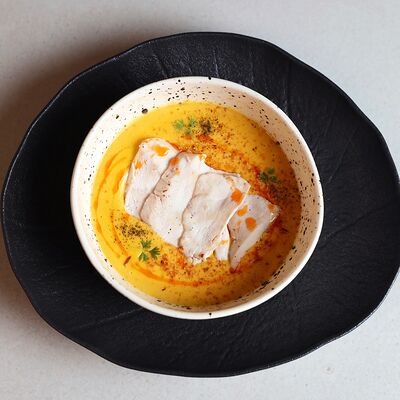 Теплый крем-суп из корнеплодов с курицей в KOKK по цене 790 ₽