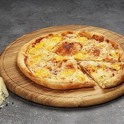 Пицца Четыре сыра 33 см 1/710 в Бургер удачи по цене 840 ₽