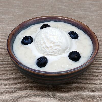 Каша рисовая с пломбиром и ягодами в Кафе-пекарня Susser по цене 295 ₽