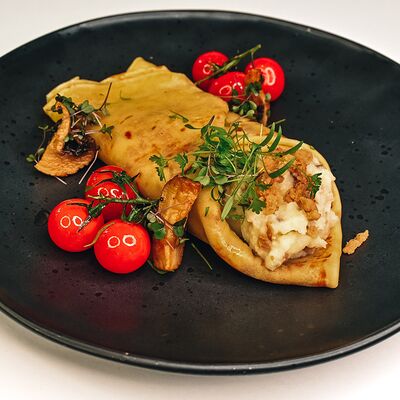 Блин с картошкой, грибами и луком в Клевая блиновая по цене 220 ₽