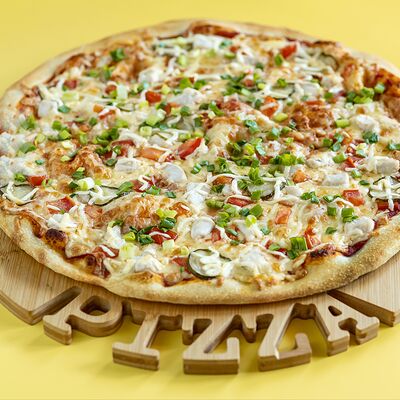 Пицца с курицей и зеленым луком в Креветочка по цене 899 ₽