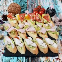 Ассорти мясных брускетт в All Canape