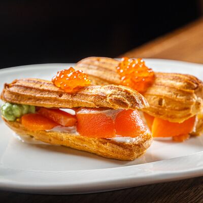 Эклер, лосось, икра красная, гуакамоле, страчателла (2 шт.) в Tesla Bar & Grill по цене 1195 ₽
