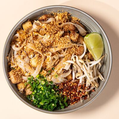 Лапша пад-тай с курицей в Мастер Ли по цене 505 ₽