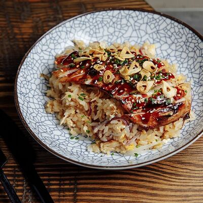 Жареный рис с яйцом и цыплёнком гриль в Эбби Noodles & Sushi Bar по цене 350