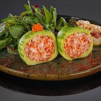 Большой тартар из краба с соусами понзу спайси, тремя видами икры в Bluefin по цене 2890 ₽