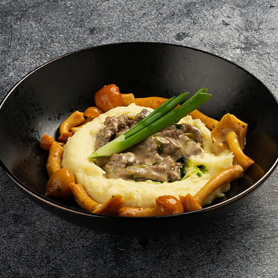 Бефстроганов с пюре и опятами в BeerLogovo по цене 690 ₽