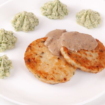 Куриные биточки под сливочно-грибным соусом с картофельным пюре в Сыто Пьяно по цене 515 ₽