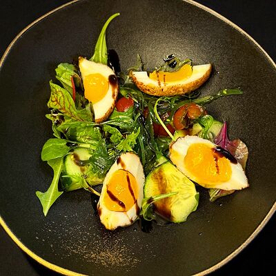 Салат овощной с жаренным яйцом в Singapore Premium по цене 170 ₽