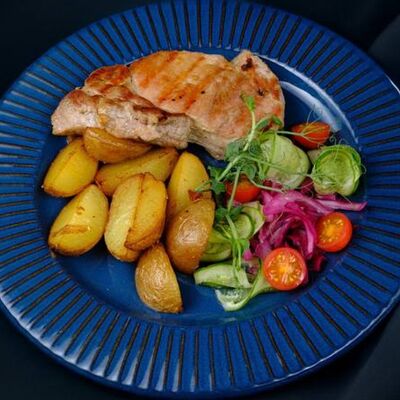 Стейк из свинины с картофельными долькамив Cartel по цене 621 ₽