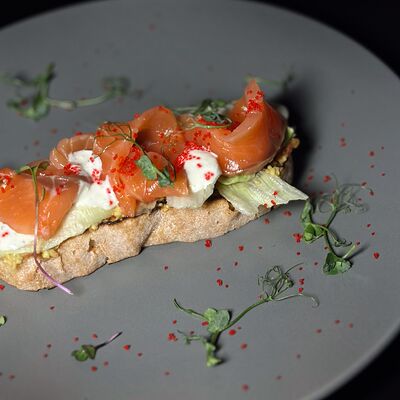 Брускетта с лососем и гуакамолле в Бобер Выдыхай по цене 680 ₽